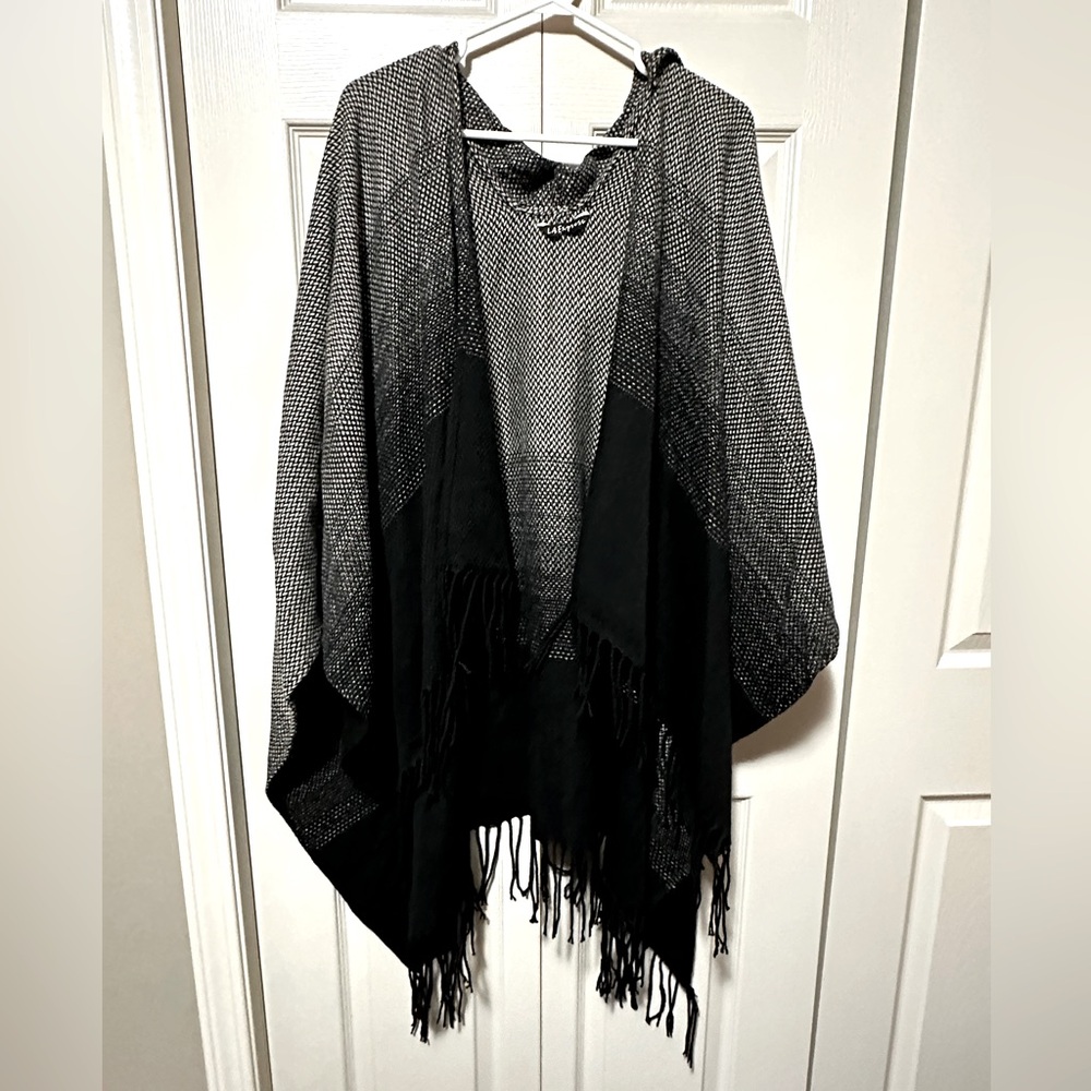 ⭐️ Women’s Poncho ⭐️